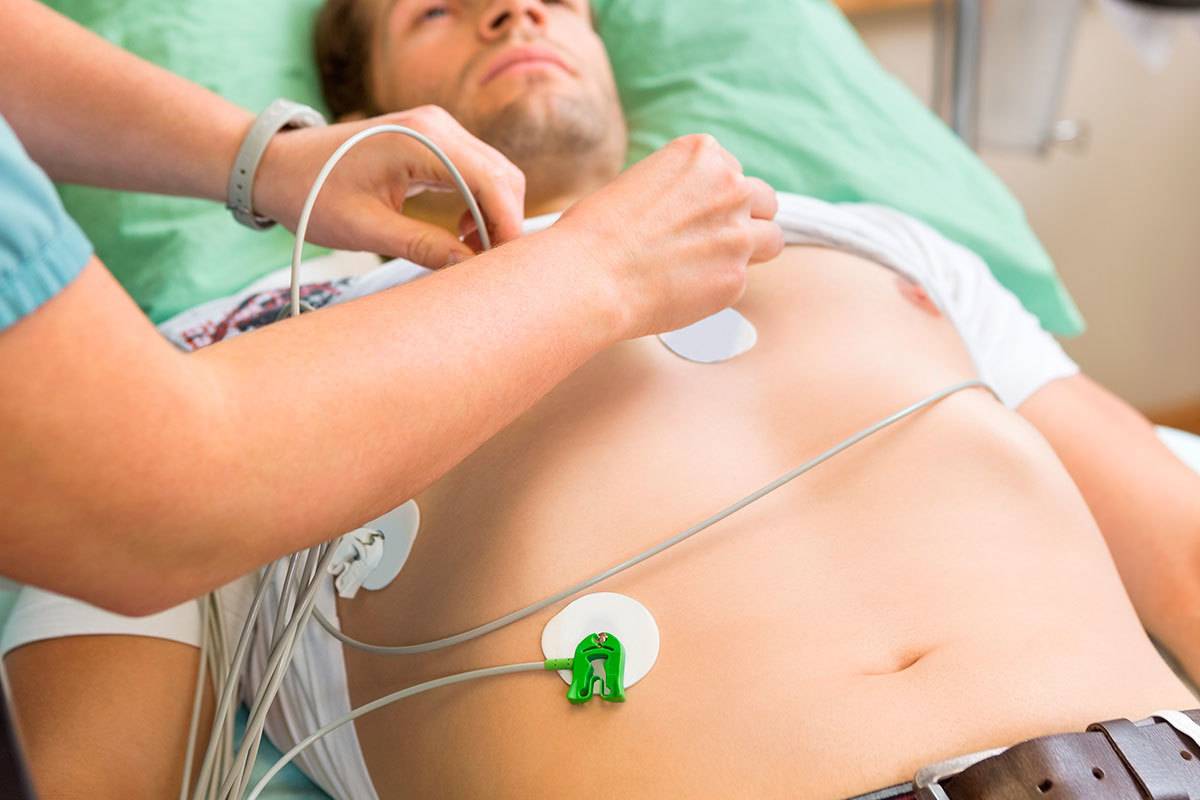 Un paciente sometiéndose a un electrocardiograma. SHUTTERSTOCK