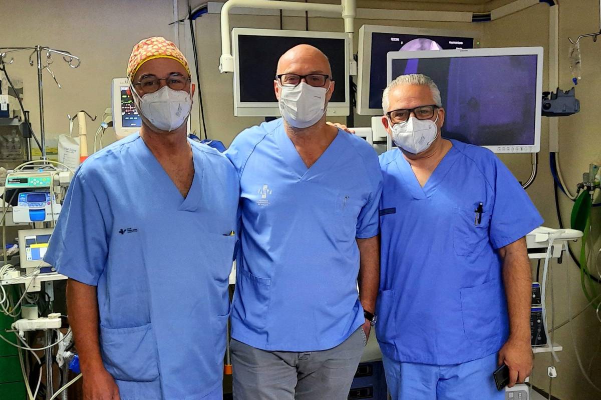 Juan MJuan Martínez, adjunto de la Unidad de Endoscopia; Rodrigo Jover, jefe del Servicio de Medicina Digestiva, y José Ramón Aparicio, jefe de Sección de la Unidad de Endoscopia,