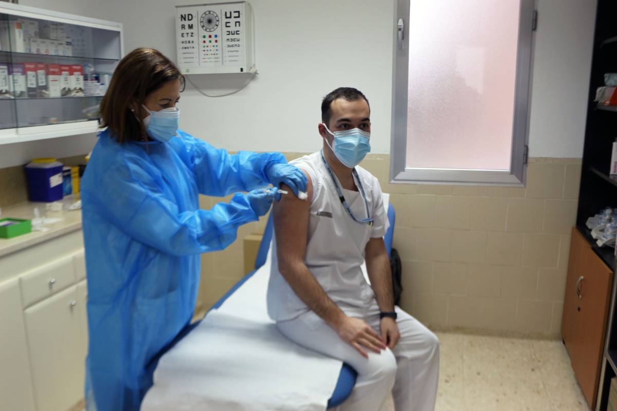 Una enfermera vacuna a un colega en un centro de salud de la Comunidad Valenciana, durante la campaña de vacunación contra la covid (Foto: Generalitat Valenciana).