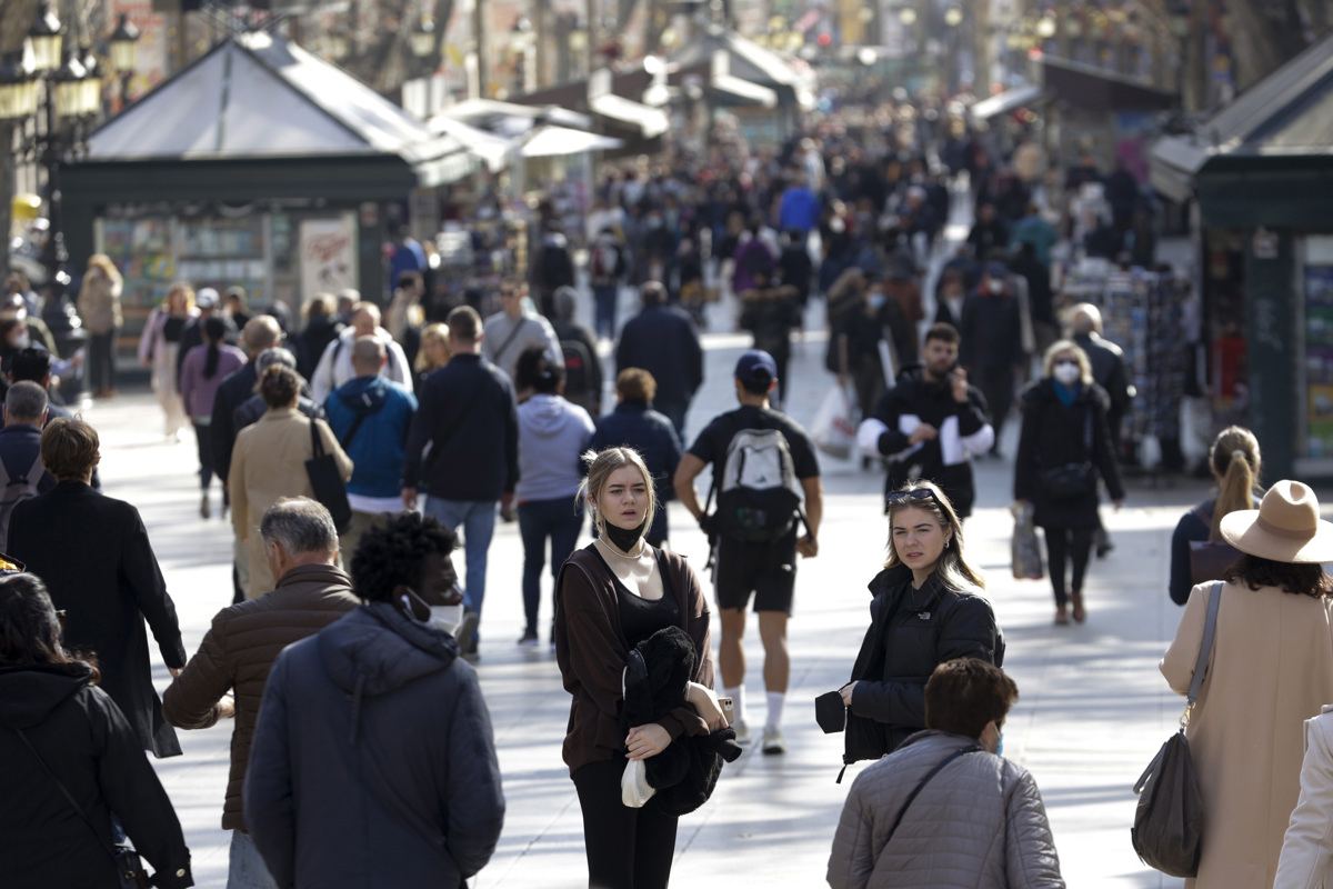 La incidencia acumulada por 100.000 habitantes en los últimos 14 das se sitúa en 1.060,46, frente a 1.142,13 de ayer. FOTO: EFE/Quique Garca.
