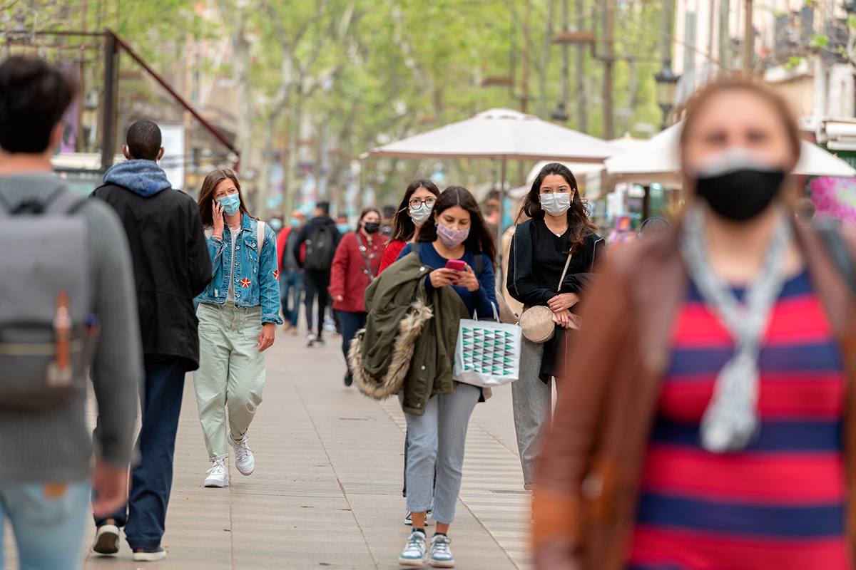 España aún está muy por encima del indicador rojo por contagio (fijado a partir de los 500 casos), pero con una incidencia acumulada que ha disminuido en 477 puntos en la última semana.
