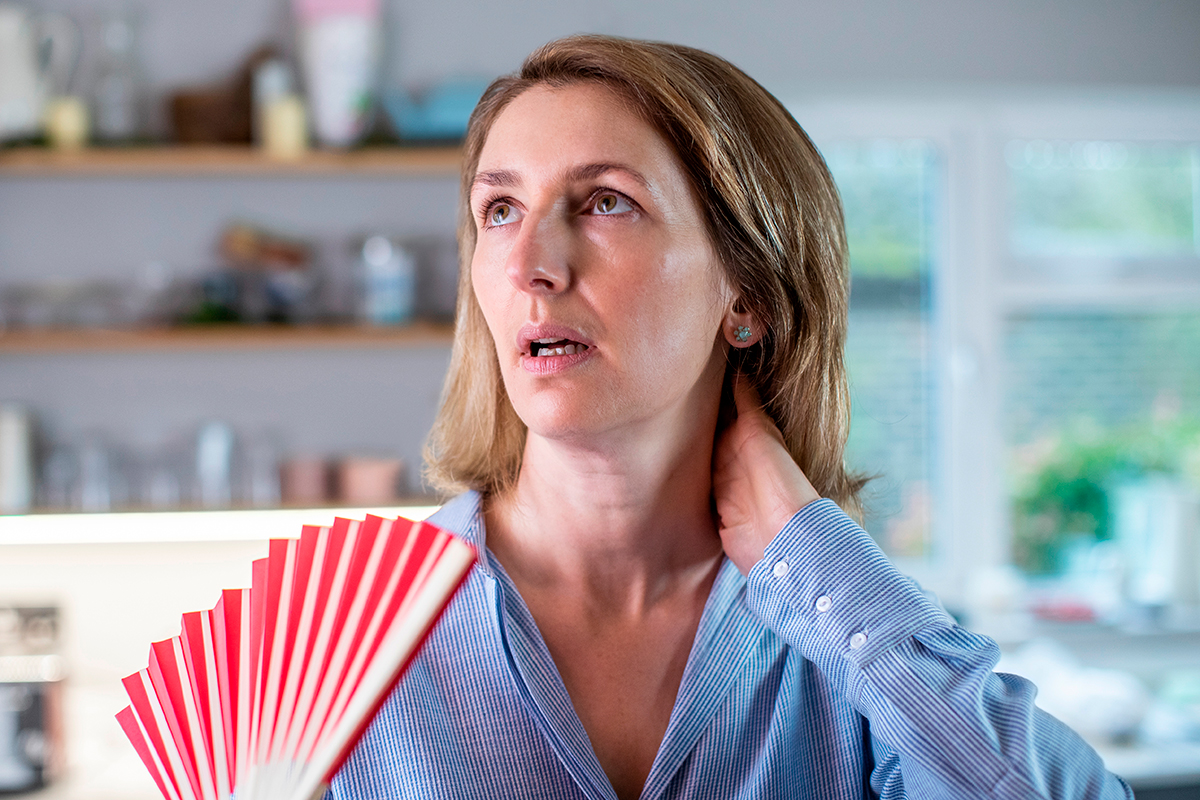 La terapia hormonal con estrógenos se prescribe para aliviar síntomas de la menopausia como los sofocos.