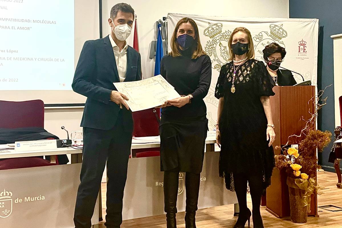 Carles Iniesta, farmacéutico del Hospital Universitario Reina Sofa de Murcia, recibe el premio Enrique Gelabert de manos de la presidenta del COF de Murcia, Paula Payá, por su estudio sobre infliximab (biosimilar y original) en enfermedad inflamatoria Intestinal.