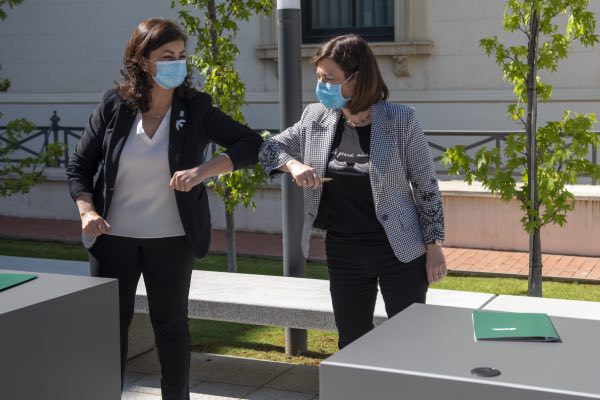 Concha Andreu y Sara Alba se saludan tras la firma del acuerdo