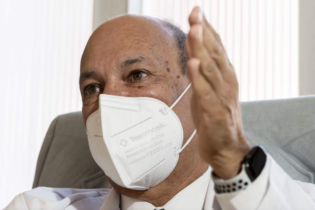 Andrés Santiago durante un momento de la entrevista en su despacho de la planta cuarta del Hospital Clínico San Carlos de Madrid. Foto: José Luis Pindado.