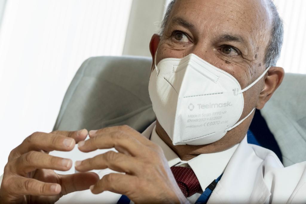 Andrés Santiago durante un momento de la entrevista en su despacho de la planta cuarta del Hospital Clínico San Carlos de Madrid. Foto: José Luis Pindado