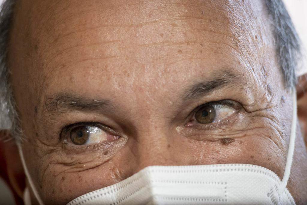 Andrés Santiago durante un momento de la entrevista en su despacho de la planta cuarta del Hospital Clínico San Carlos de Madrid. Foto: José Luis Pindado