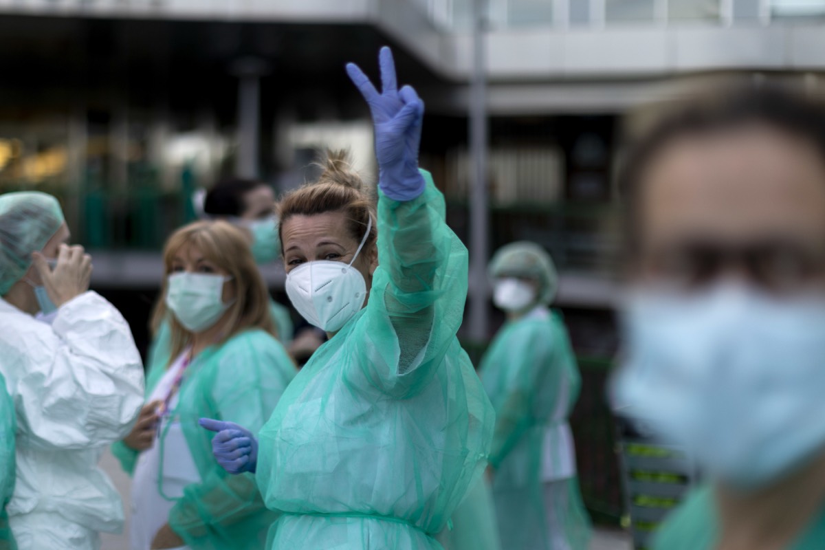 Aplausos de sanitarios a las puertas del hospital Gregorio Marañón (Foto: Alberto Di Lolli)